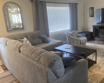 Upscale house with deck, yard - walk to Stadium and 10 minutes to Downtown! - Morgantown - Wohnzimmer