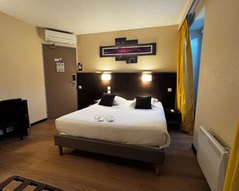 Hôtel Au Petit Caporal - Maisons-Alfort