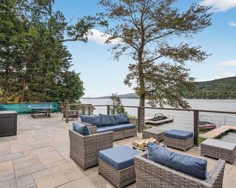 Lakefront - HotTub, Gameroom, Bar, White Sand Beach, Views, and 15 acres - Greenwood Lake