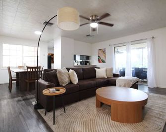 Charming, Fully Furnished 4-Bedroom House w/ WiFi, AC, & a Spacious Backyard - Houma - Salon