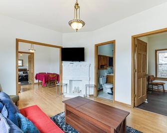 8 Mi to Chicago: Oak Park Home w/ Fenced Backyard! - Oak Park - Living room