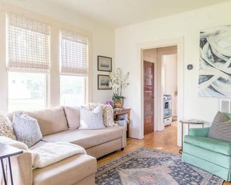 Water Street Bungalow | Walk to La Grange Square | Coffee + Bars + Shopping - La Grange - Living room