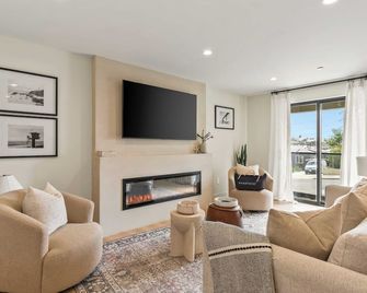Point View Luxe by Avantstay 5BR Coastal Stay w/ En-suites & Kitchen - San Diego - Living room