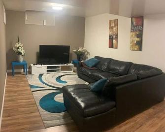 Home away from home (basement) - Niagara Falls - Living room