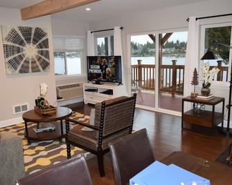 Seattle/Airport/Light Rail/Seatac/2bdrm Apt/Waterfront Home - SeaTac - Living room