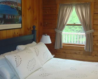 Charming 2-bedroom cabin in fabulous Southwest Harbor adjacent to Acadia - Southwest Harbor - Bedroom