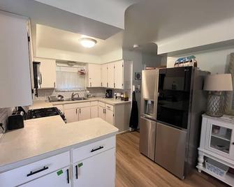 3 BedRooms House in the Nicest Area in Clinton Township - Clinton Township - Kitchen