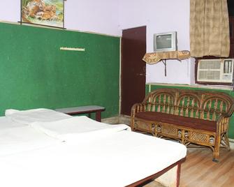 Hotel Raj Bed & Breakfast - Agra - Bedroom