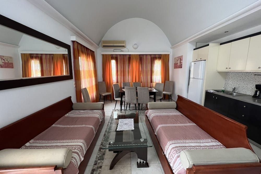 بيردز فيلا أبارتمنتس ويذ هيتيد بول - إن كلودينج كار آند بريكفاست