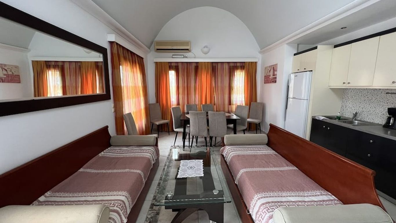 بيردز فيلا أبارتمنتس ويذ هيتيد بول - إن كلودينج كار آند بريكفاست