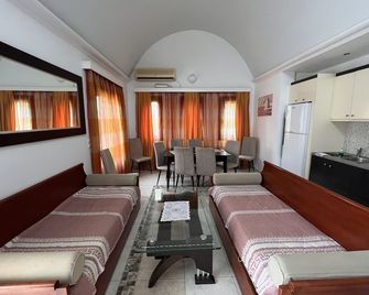 เบิร์ดส์ วิลลา อพาร์ตเมนต์ พร้อมสระว่ายน้ำอุ่น - รวมรถยนต์และอาหารเช้า - เพริสซา - ห้องนั่งเล่น