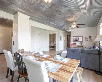 4K Ranch - 10 acre property & home near Hermann - New Florence - Dining room