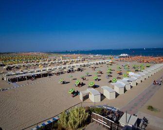 Hotel Ragno D'Oro - Соттомаріна - Пляж