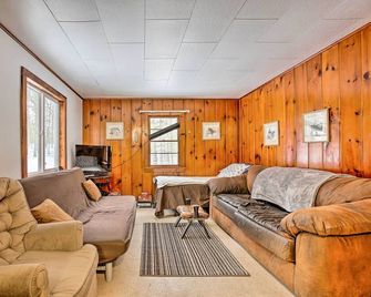 Remote Michigan Retreat on 10 Acres w/ Grill! - Wellston - Sala de estar