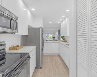 Waterfront Oasis 2br 2ba With Pool, Gym, Balcony & Parking - Boca Raton - Kitchen