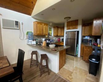 Charming AFrame home w/2BR, 2BA, office suite, AC, WiFi & outdoor living - Keaau - Cocina