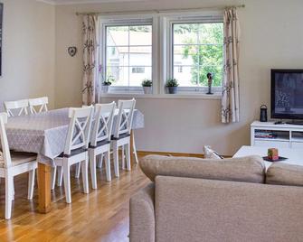Beautiful home in åna-sira with WiFi - Flekkefjord - Ruokailuhuone