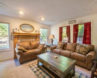 Mi Wuk Abode - Sleeps 12, large deck, firepit - Mi Wuk Village - Sala de estar