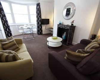 New Steine Apartment - Sea View - by Brighton Holiday Lets - Brighton - Living room