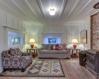 Renee's Log House - McKenzie Bridge - Living room