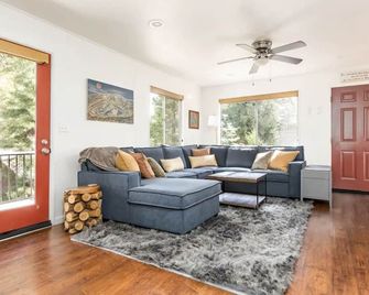 Walk to the Lake: East Village Cabin - Shaver Lake - Living room