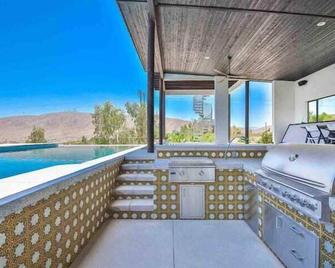 Incredible deals, secluded 5 acres, best pool area, views, rooftop, large deck. - Desert Hot Springs - Pool