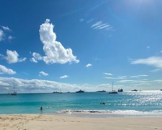 Ocean's Edge 2B directly on Simpson Bay Beach - Simpson Bay - Strand