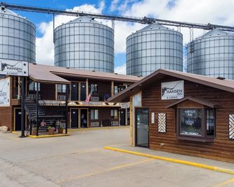 6-Hansen Inn & Cabins, Room, Single Queen, Ground Floor, No Pets, No Smoking - Wall - Budova
