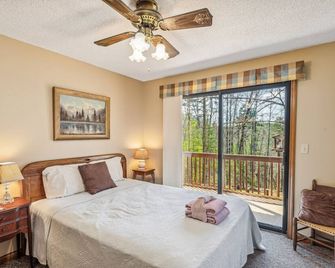 Warm and cozy cabin in Lake Lure, nestled in hardwood trees, peaceful home~ WiFi - Lake Lure - Habitación