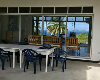 Garden Cottage with sweeping lawn view to the Caribbean Sea and islands - Sauteurs - Comedor