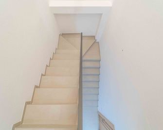 Nuova -Luxury Rooms & Apartment- - Olbia - Escaleras