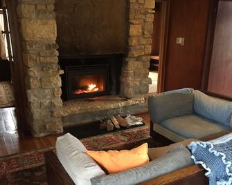 Historic Farmhouse Near Taliesin, Apt, Wisconsin River - Spring Green - Living room