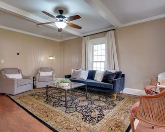 Gambier Vacation Rental about 5 Mi to Mt Vernon! - Gambier - Living room