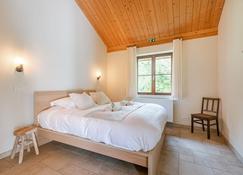 Quiet and authentic vacation property with pond - Harelbeke - Slaapkamer