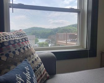 'My Happy Place'- Hot Tub & Lake Views - Eddyville - Balkón