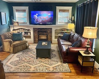 Charming 3-bedroom bungalow in delightful Fort Smith with WiFi, AC - Fort Smith - Living room