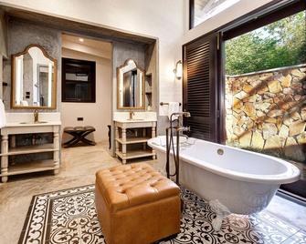 Mbano Manor Hotel Victoria Falls - Victoria Falls