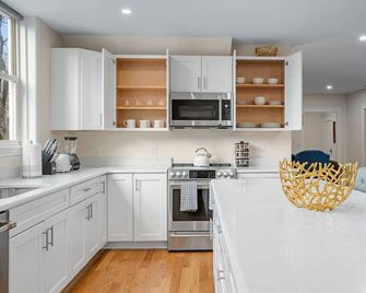 Bright and Spacious 2BR/2BATH Condo with Parking- Highly recommended by guests - Вустер - Кухня