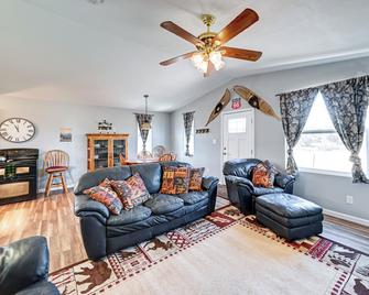 Kingman Vacation Rental with Private Yard and Fire Pit - Kingman - Living room