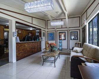 Spinnaker Inn of Naples - נייפלס - דלפק קבלה