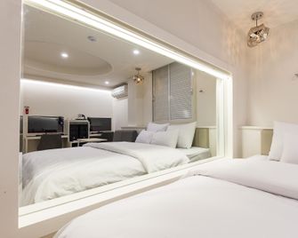 Cheonan Ikkeulim Hotel Amor Main Building - Cheonan - Camera da letto
