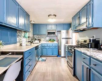 Cute and Cozy 3 bedroom - Pittsburg - Kitchen