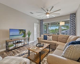 Golf Condo- Resort Pool- LakeView- 10mi to beaches - Naples - Sala de estar