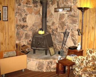 Country Cottage -Cozy 3-bedroom vacation home 11 minutes from Lake Almanor - Westwood - Living room