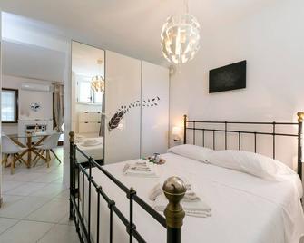 Perla Salò - terrace & 200 mt near lake - Happy Rentals - Salò - Bedroom