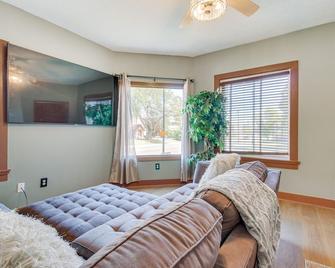 Pet-Friendly Dayton Condo about 1 Mi to Downtown! - Dayton - Bedroom