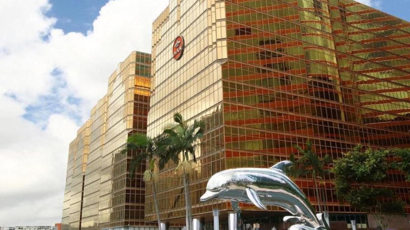 The Royal Pacific Hotel & Towers