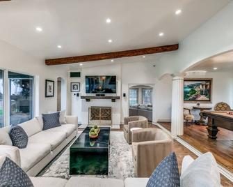 Tranquil Lakeview Haven: Two Homes, Relaxation, and Outdoor Delights - Rockwall - Living room