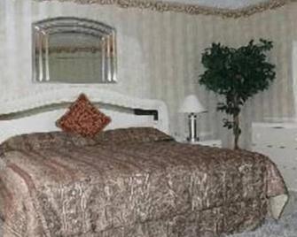 Chateau Royale Inn - Lake Geneva - Bedroom