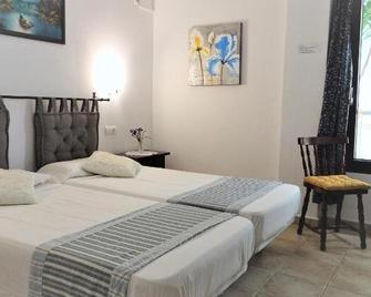 Hostal Yebisah - Santa Eulària des Riu - Schlafzimmer